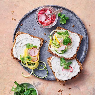 Pain de mie avec nouilles de courgettes et rampon