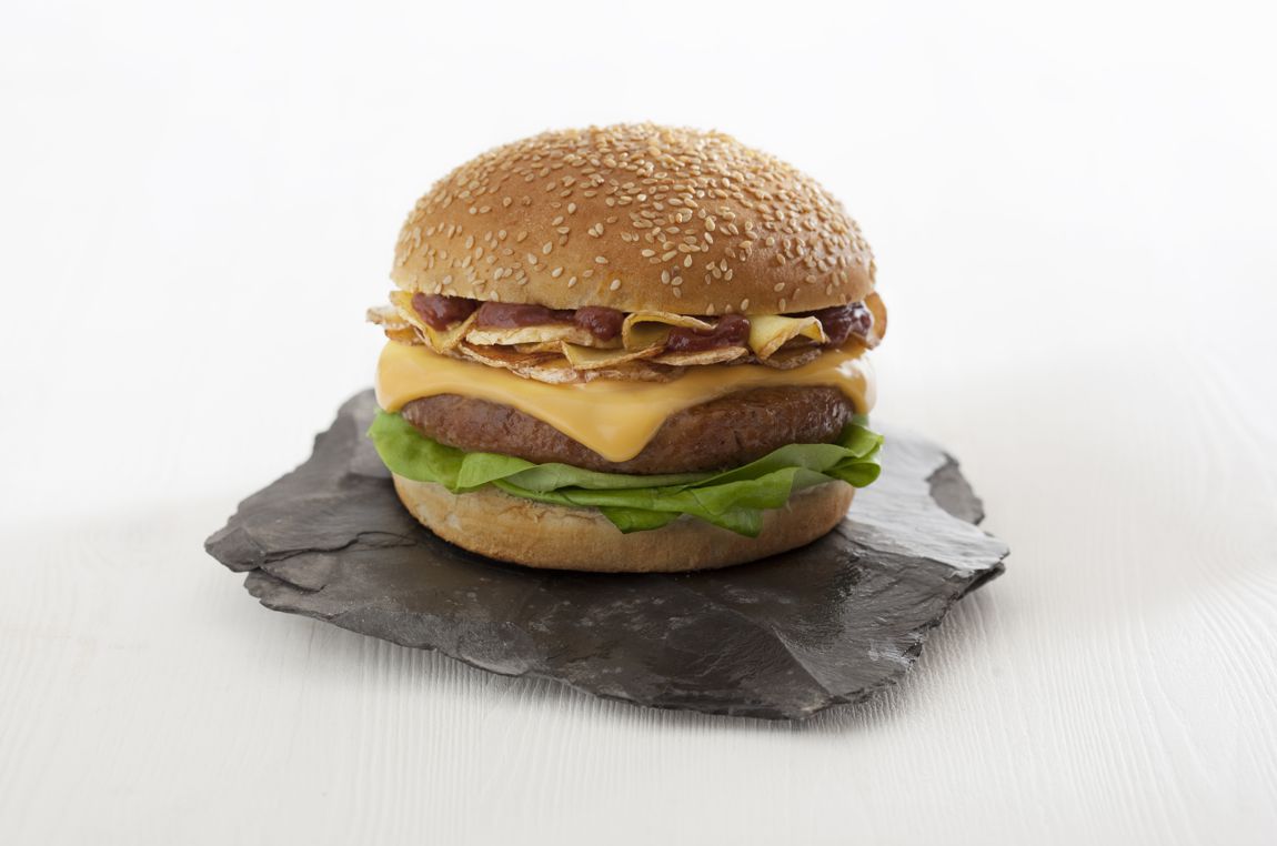 Hamburger di manzo, chips di patate fritte, Sottilette® Burger con Cheddar e insalata