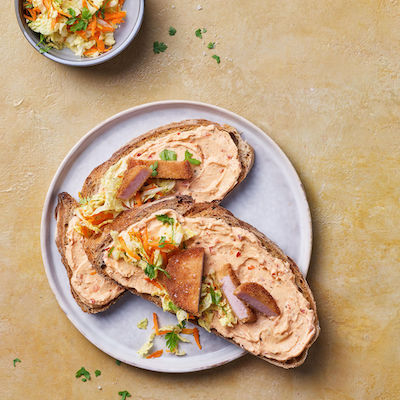 Mischbrot mit Krautsalat und panierter Jagdwurst