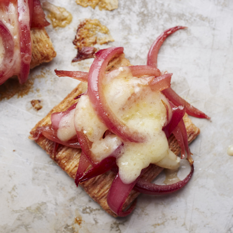 Tangy Cheddar Onion TRISCUIT Bites