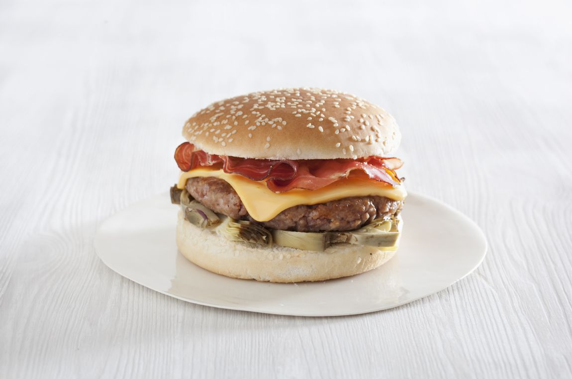Hamburger con svizzera di vitello, carciofi e speck croccante e Sottilette® Burger con Cheddar