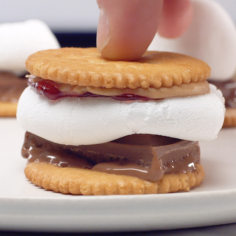 S’mores RITZ au beurre d’arachide et à la confiture