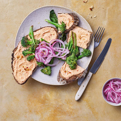 Dunkles Landbrot mit geröstetem Brokkoli und Pinienkernen