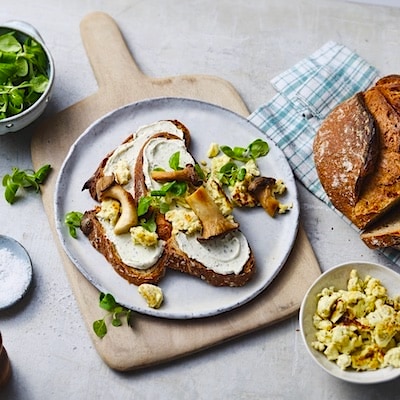 Schnelle Rührei-Stulle mit Kräuterseitlingen und Feldsalat