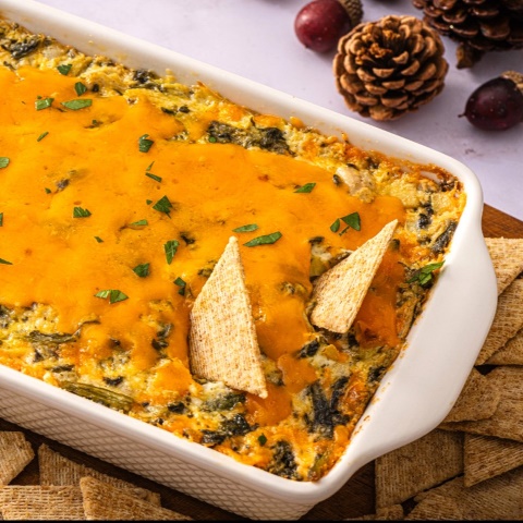 TRISCUIT Baked Cheesy Spinach Artichoke Dip