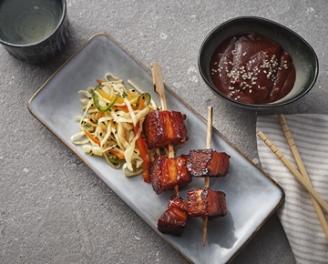 Sous Vide Schweinebauch mit Milka BBQ Sauce und Asia Slaw