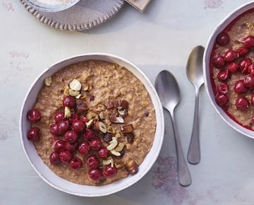 Philadelphia & Milka Haselnusscreme-Porridge mit Kirsch-Kompott