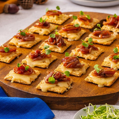 TRISCUIT Balsamic, Cheddar and Onion Toppers