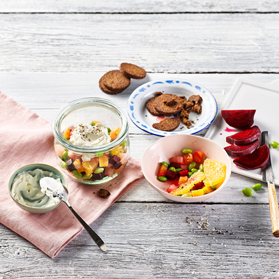 Tartine en verrine avec Philadelphia Balance, pain de seigle et salade à l’edamame