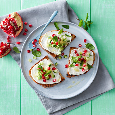 Brot mit Minze und Granatapfel