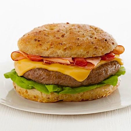Hamburger di vitello con Praga croccante, Sottilette® Burger con Cheddar, insalata e ketchup