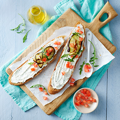 Würziges Ciabatta mit Philadelphia Kräuter Doppelrahmstufe und gegrillter Aubergine