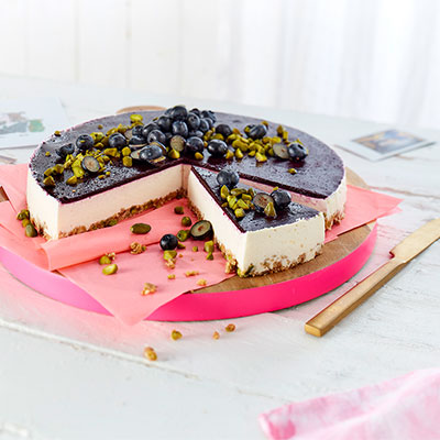 Blaubeer-Cheesecake mit Crunch-Boden