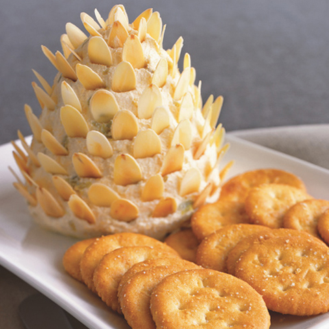 RITZ avec tartinade de fromage en forme de cône de pin