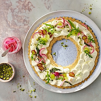 Herzhafter Philadelphia-Kranz mit knusprigem Salbei, Pistazien und eingelegten roten Zwiebeln