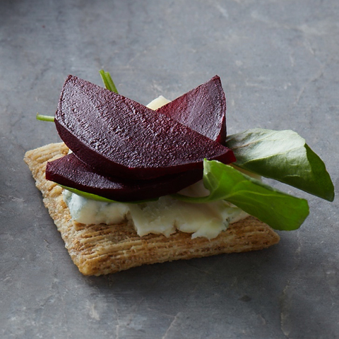 TRISCUIT avec garniture au fromage bleu et aux betteraves