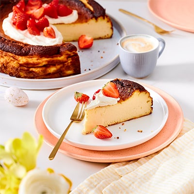 Frühlings-Basque-Burnt mit Erdbeeren