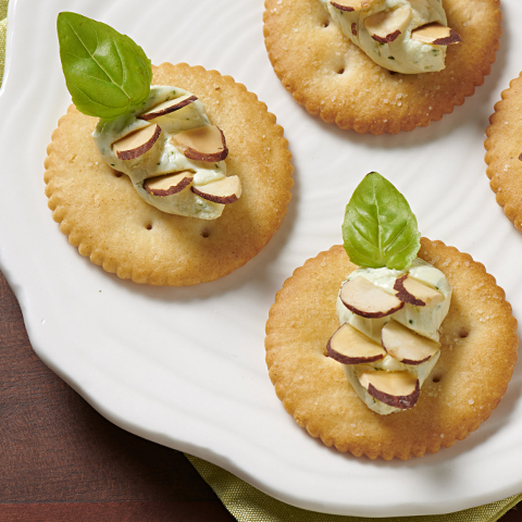Garniture de pesto et fromage en forme de cône de pin RITZ
