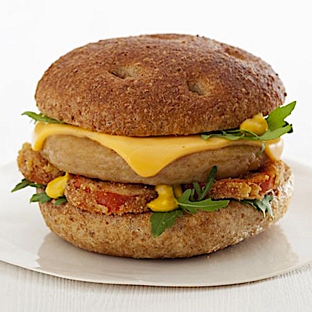 Hamburger di pollo con pomodori fritti, Sottilette® Burger con Cheddar, senape e rucola