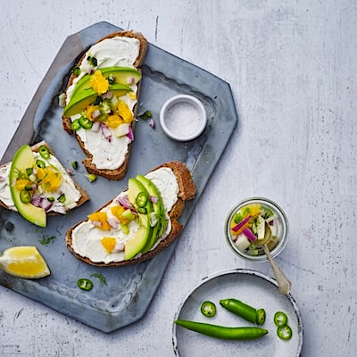 Sandwich au Philadelphia saumon fumé avec sauce à l’orange et au fenouil