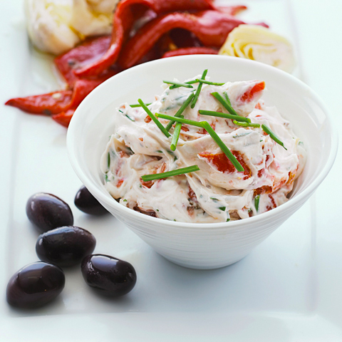 TRISCUIT avec trempette aux tomates séchées et à l'ail