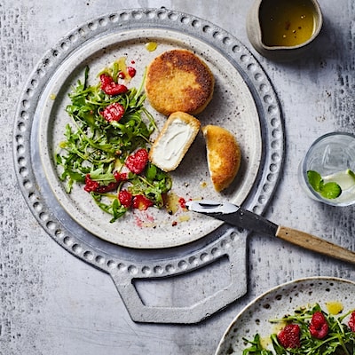 Cremige Philadelphia Ziegenkäse-Taler mit Rucola-Himbeer Salat