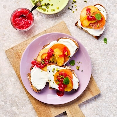 Dinkelbrot mit gegrilltem Obst, Nüssen und Himbeer-Püree