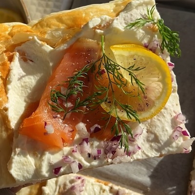 Butterdejspizza med Laks og Peberrod