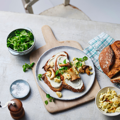Sandwich d’œufs brouillés avec des pleurotes aux herbes et de la mâche