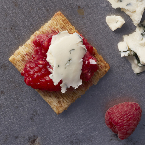 TRISCUIT avec garniture au fromage bleu et aux baies