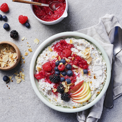 Bowl petit-déjeuner végétarien aux fruits rouges