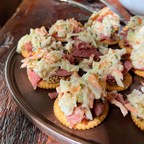 Bouchées smoked meat et salade de chou sur RITZ
