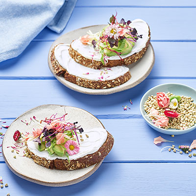 Buntes Blütenbrot mit Avocado
