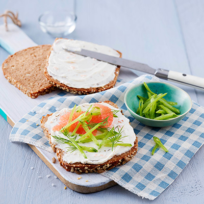 Sesambrot mit Philadelphia Räucherlachs mit Dill und knackigen Zuckerschoten