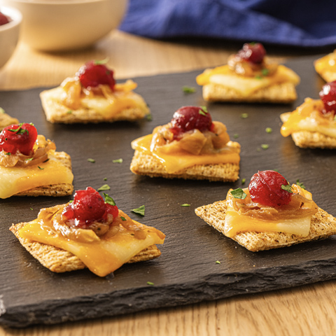 Bouchées TRISCUIT aux canneberges et oignons caramélisés