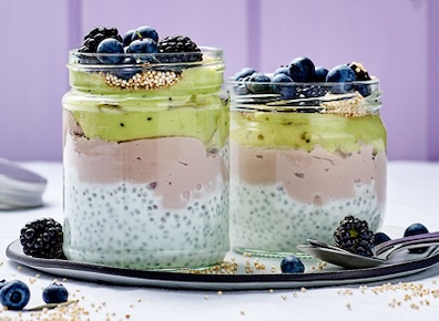 Chia-Pudding mit Fruchtpüree und Beeren