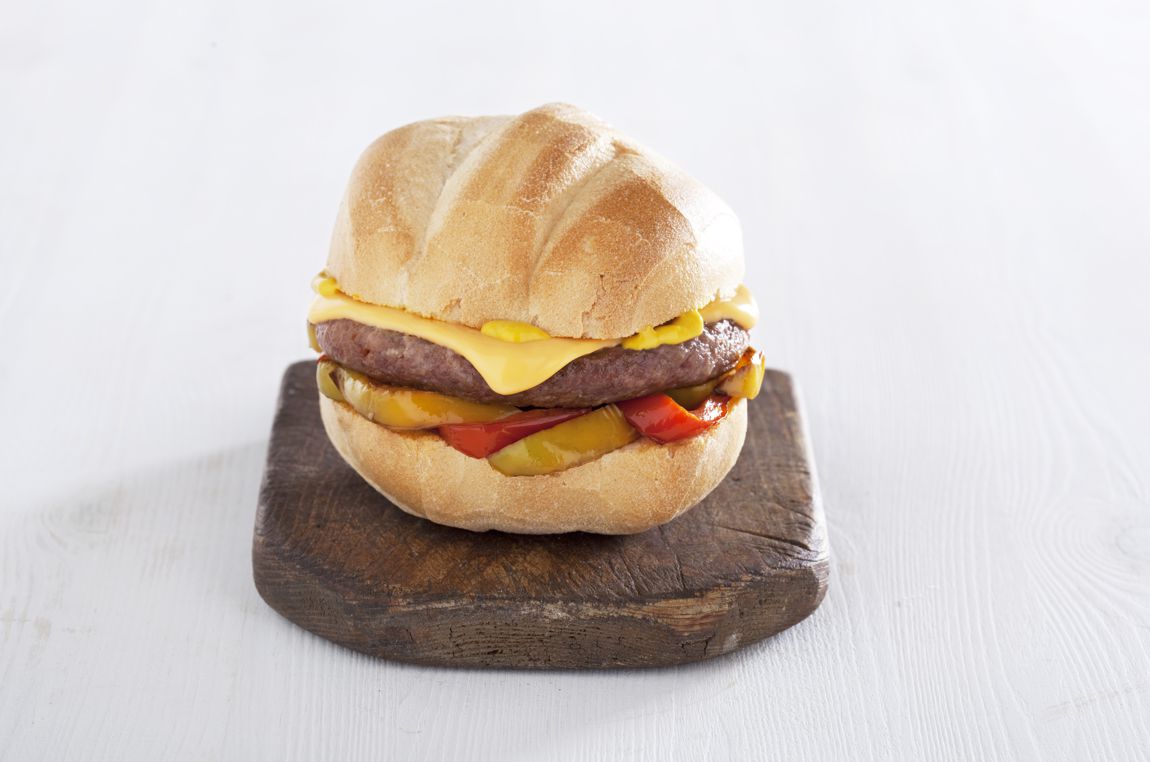 Hamburger di manzo con peperoni, senape e Sottilette® Burger Cheddar