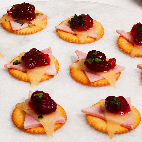 RITZ et <i>P'tit Québec</i> avec garniture jambon, fromage et canneberge