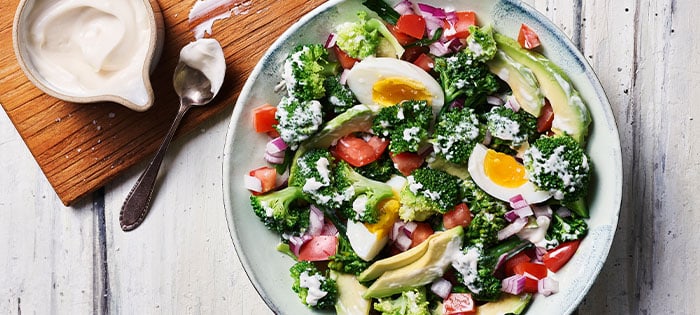 Brokkoli Salat mit Avocado und Ei