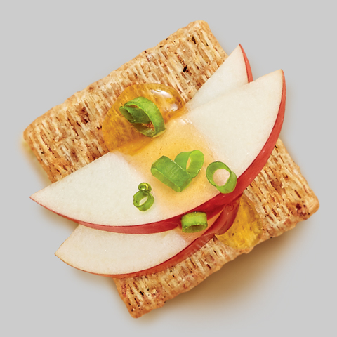 TRISCUIT avec garniture aux pomme, miel et oignon vert