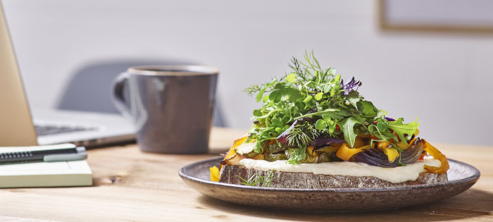Krustenbrot mit Miracel Whip, geröstetem Gemüse und buntem Salat