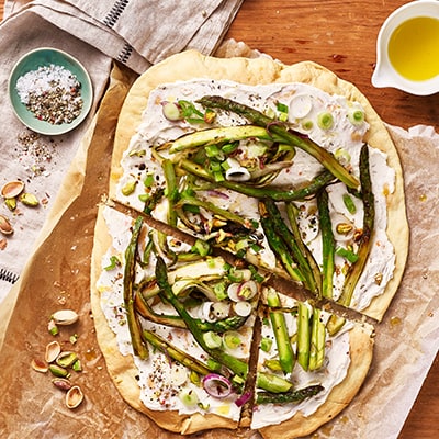 Flammkuchen mit grünem Spargel