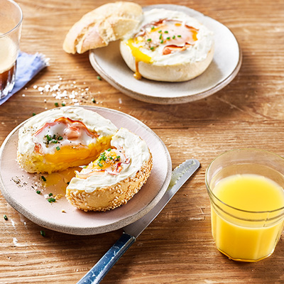 Œuf dans petit pain au four avec Philadelphia, jambon et ciboulette