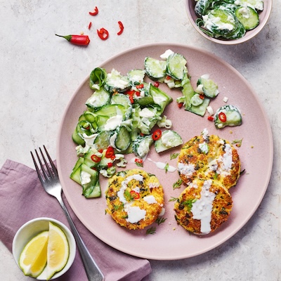 Galettes de millet et d’épinards avec salade de concombre